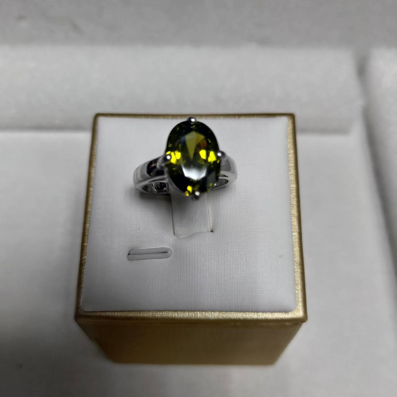 橄欖石6克拉加18k金台