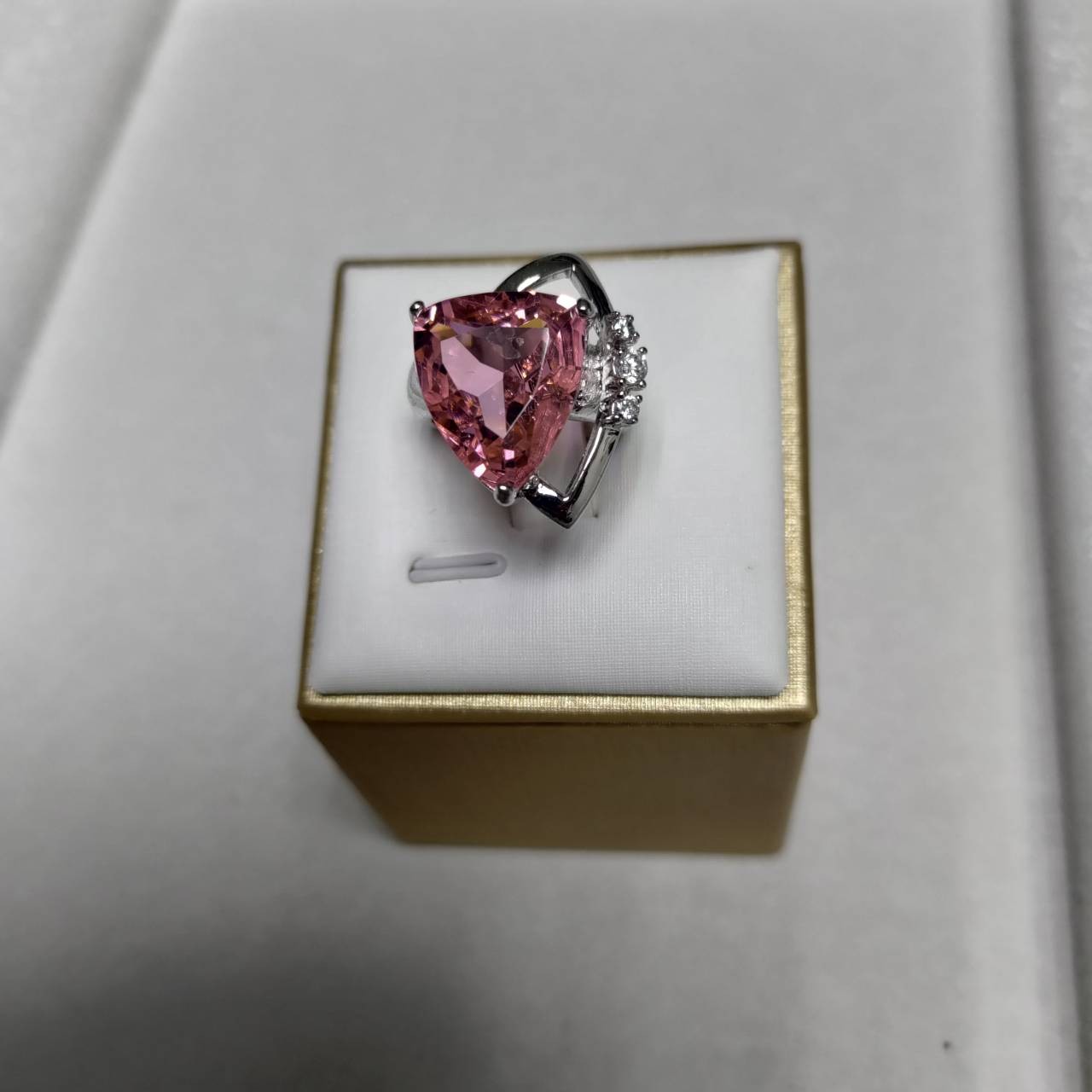 3克拉粉紅剛玉加18k金台